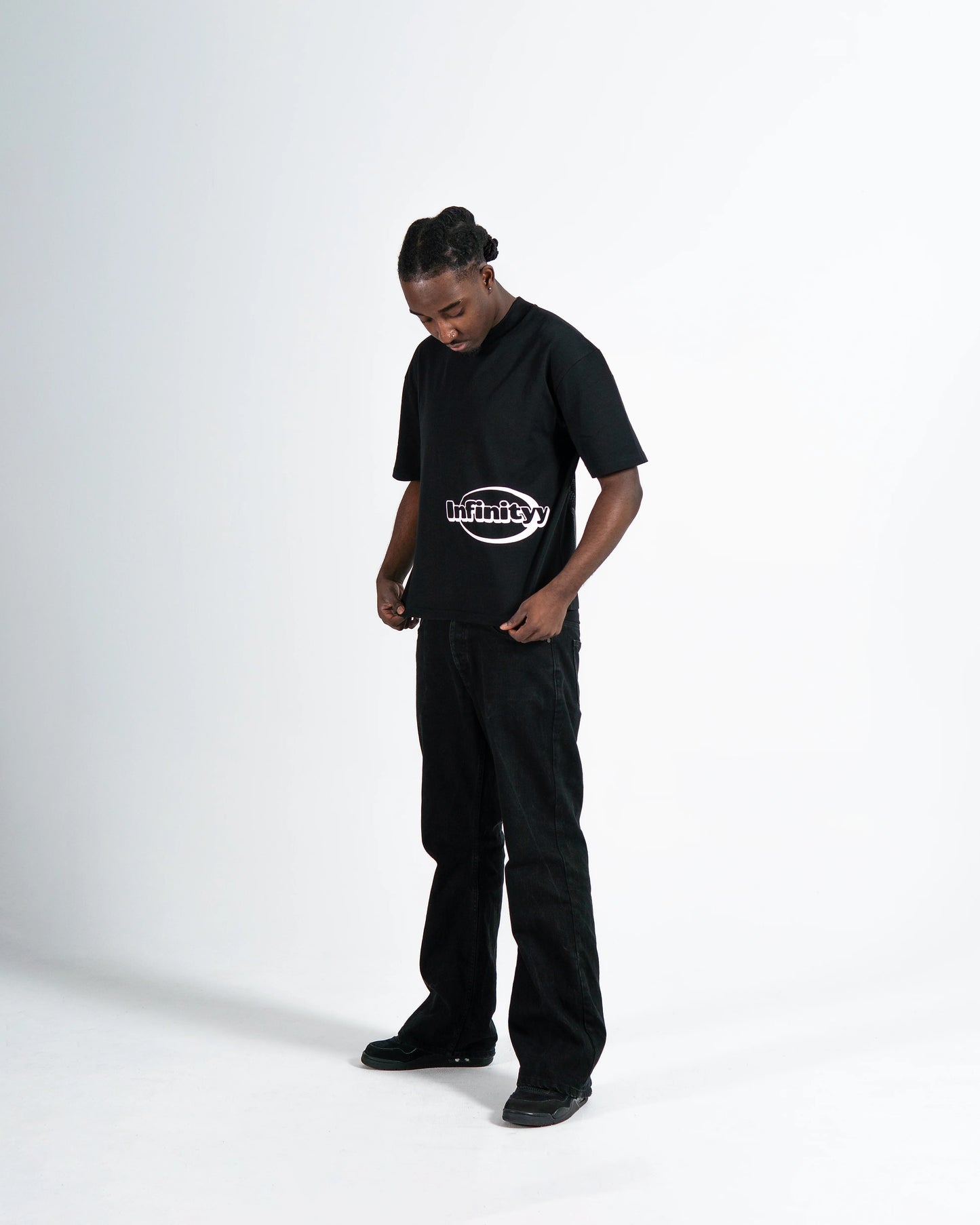 T-Shirt „Infinityy Hustle“ in Schwarz